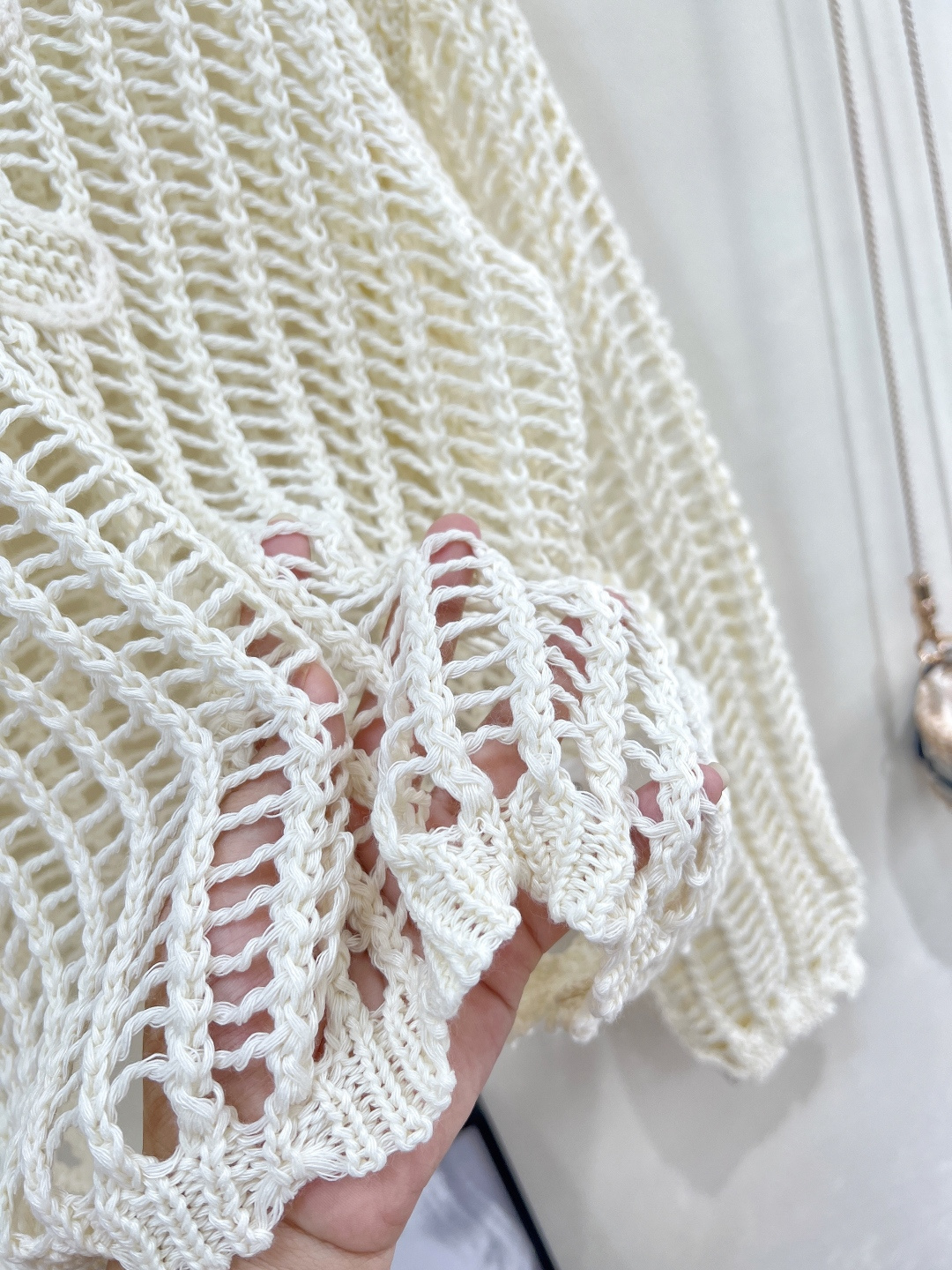 🆕CELINE新款字母钩花镂空针织上衣 法式慵懒撞上赛琳经典 ，这件镂空针织上衣直接把“高级氛围感”焊在