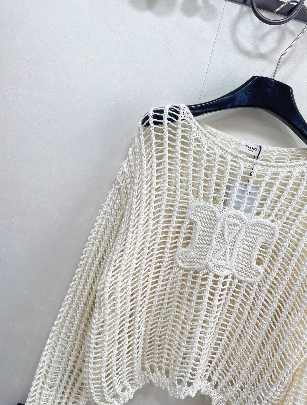 🆕CELINE新款字母钩花镂空针织上衣 法式慵懒撞上赛琳经典 ，这件镂空针织上衣直接把“高级氛围感”焊在