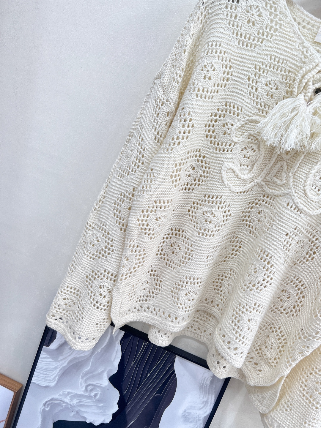 🆕CELINE 新款圆领凯旋门镂空针织长袖上衣。 把“法式松弛”穿在身上 当 CELINE 经典凯旋门 