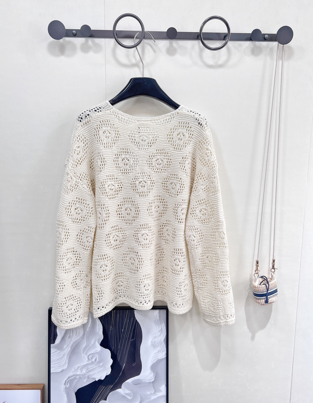 🆕CELINE 新款圆领凯旋门镂空针织长袖上衣。 把“法式松弛”穿在身上 当 CELINE 经典凯旋门 