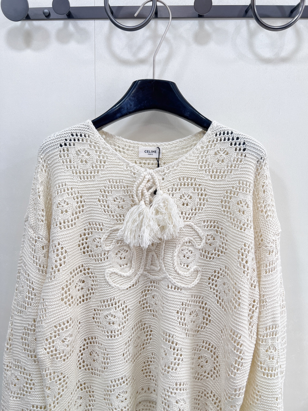 🆕CELINE 新款圆领凯旋门镂空针织长袖上衣。 把“法式松弛”穿在身上 当 CELINE 经典凯旋门 