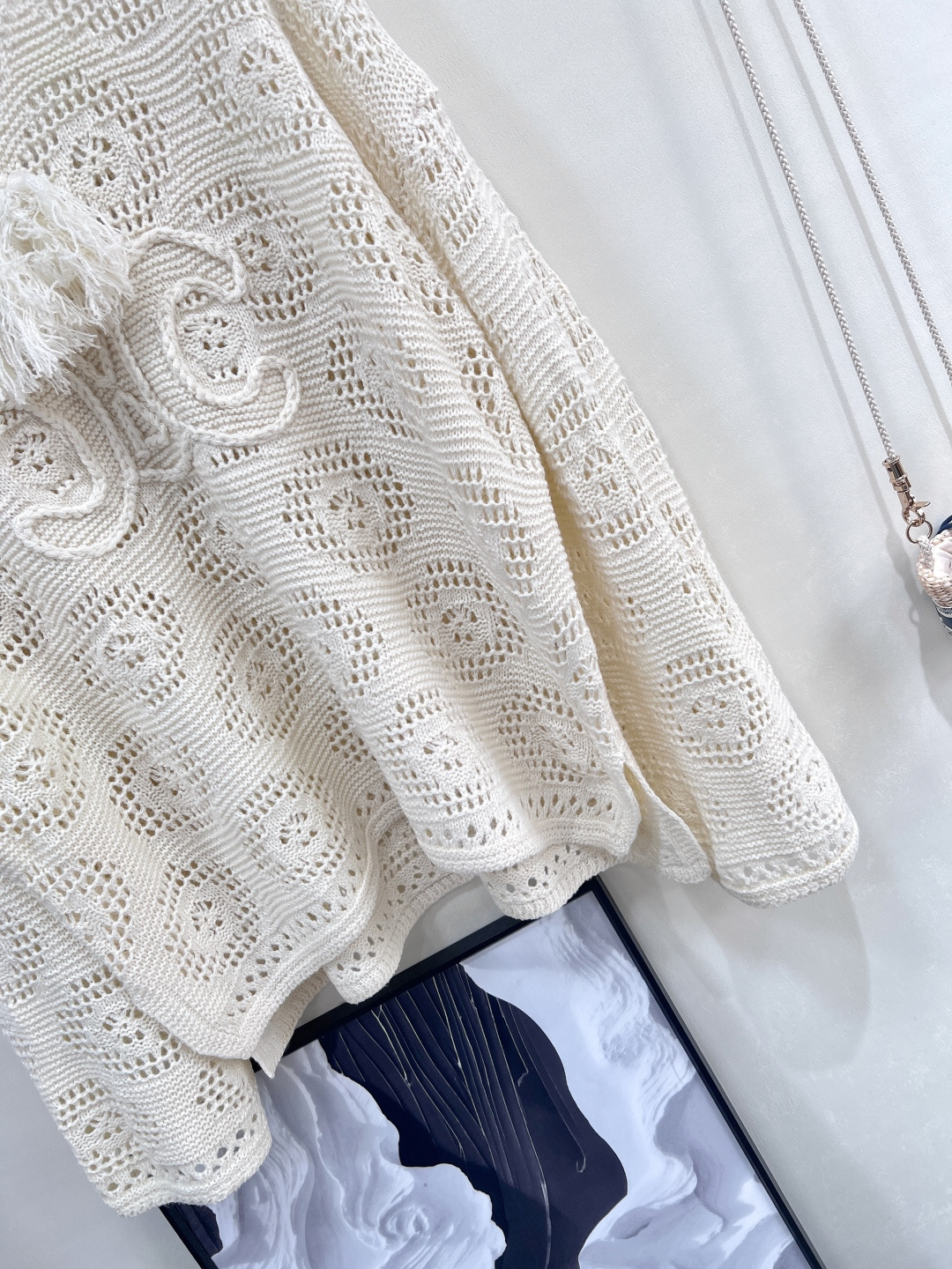 🆕CELINE 新款圆领凯旋门镂空针织长袖上衣。 把“法式松弛”穿在身上 当 CELINE 经典凯旋门 