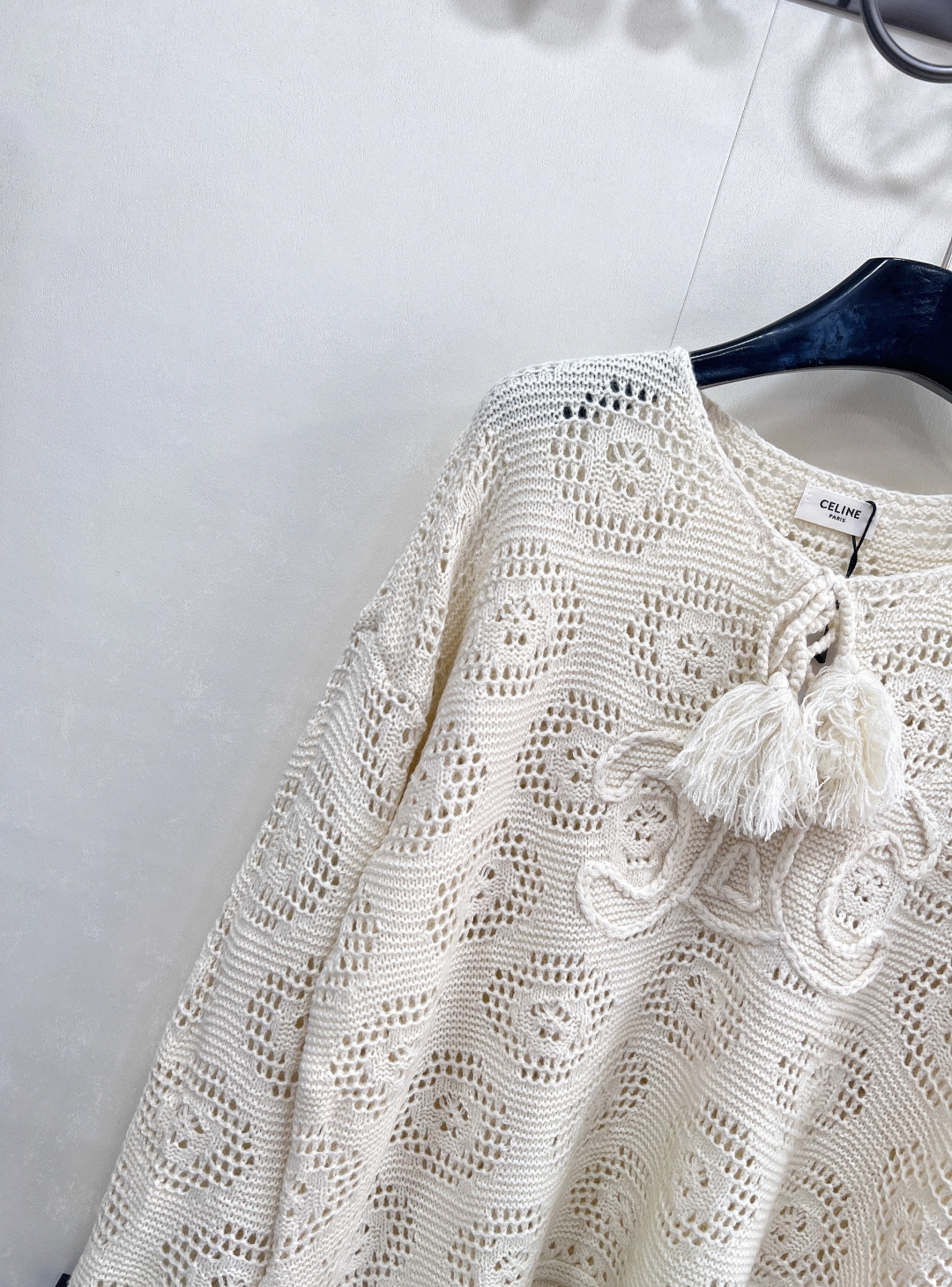 🆕CELINE 新款圆领凯旋门镂空针织长袖上衣。 把“法式松弛”穿在身上 当 CELINE 经典凯旋门 