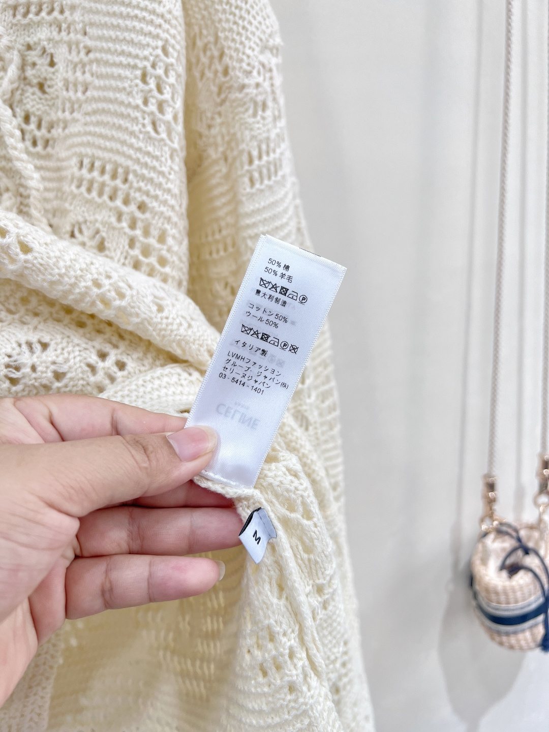 🆕CELINE 新款圆领凯旋门镂空针织长袖上衣。 把“法式松弛”穿在身上 当 CELINE 经典凯旋门 