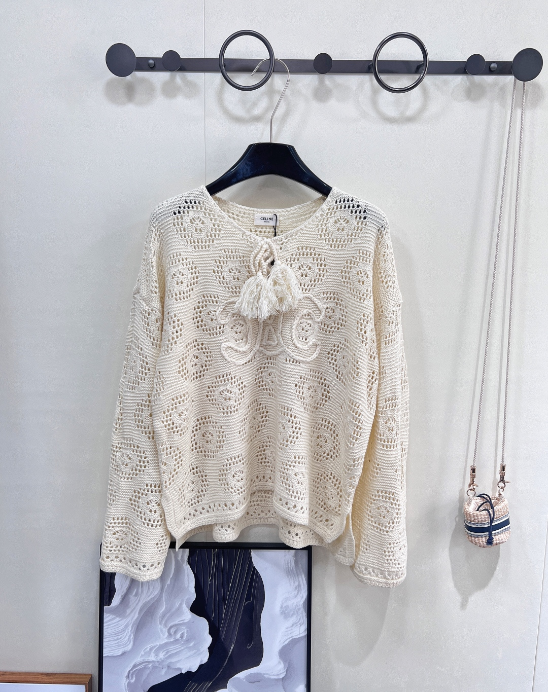 NO:418356,CELINE's new round-neck Arc de Triomphe hollow knitted long-sleeved top. Wear 'French slack' on your body. When CELINE's classic Arc de Triomphe hits handmade hollow hooks, this sweater directly welds the 'high-end lazy' to the outfit!  The round neckline hides French elegance, the small tie + tassel on the neckline is the finishing touch of playfulness, the hollow pattern on the whole body is like rubbing the spring sunshine into the stitches, which is transparent but not exposed, with a hazy atmosphere~ The heavyweight is the three-dimensional Arc de Triomphe embroidery on the chest, which is vaguely visible while walking. DNA, with jeans and a gentle skirt, revitalizing all styles!  Complete three standards!  Size sml encoding, celine, skirts, jeans, alexander wang19860909CELINE 新款圆领凯旋门镂空针织长袖上衣. 把“法式松弛”穿在身上 当 CELINE 经典凯旋门 撞上手工镂空钩花,这件针织衫直接把「高级慵懒」焊死在穿搭里！ 圆领藏着法式优雅,领口小系带+流苏 是点睛的俏皮,浑身镂空花纹像把春日阳光揉进针脚,透光却不露骨,自带朦胧氛围感～ 重磅的是胸前立体凯旋门刺绣 行走间若隐若现的品牌 DNA,配牛仔裤飒爽、搭半裙温柔,一件盘活所有风格！三标齐全！ 尺码sml 编码,,celine,skirts,jeans,alexander wang,Women's clothing