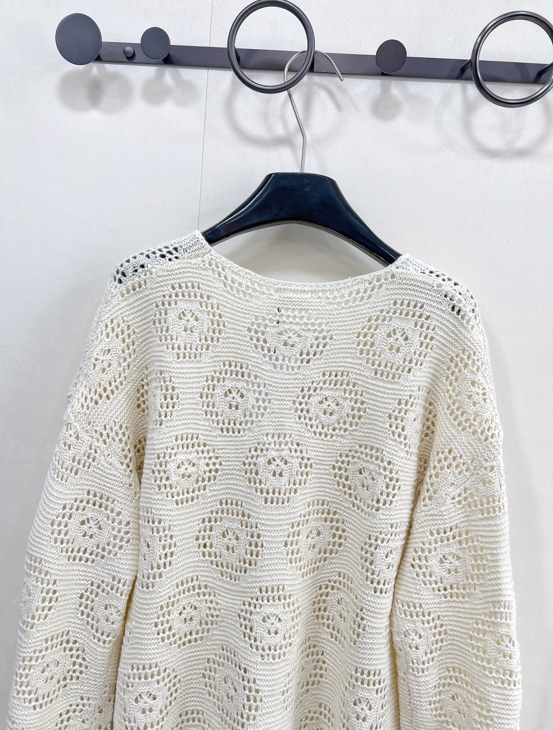 🆕CELINE 新款圆领凯旋门镂空针织长袖上衣。 把“法式松弛”穿在身上 当 CELINE 经典凯旋门 