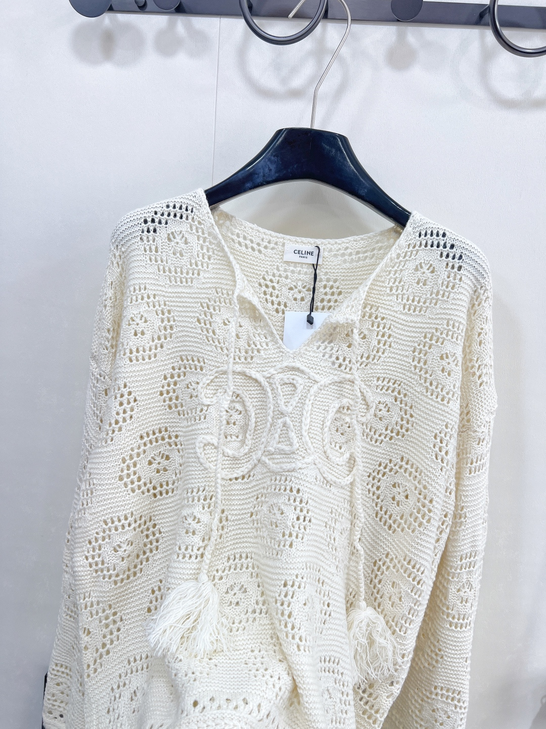 🆕CELINE 新款圆领凯旋门镂空针织长袖上衣。 把“法式松弛”穿在身上 当 CELINE 经典凯旋门 