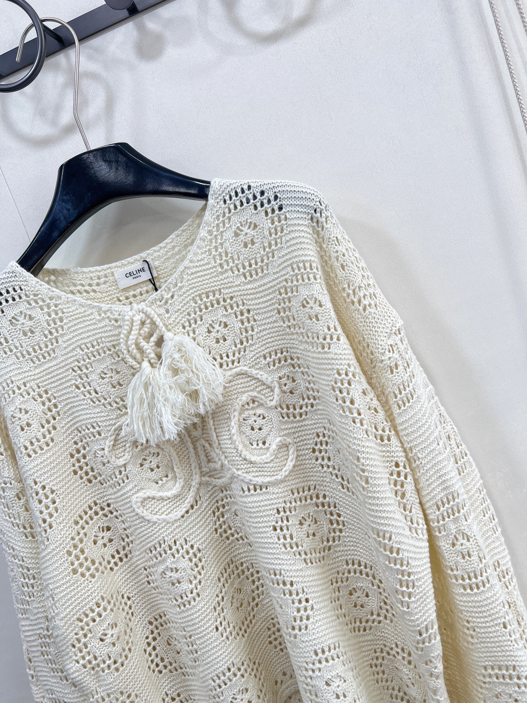 🆕CELINE 新款圆领凯旋门镂空针织长袖上衣。 把“法式松弛”穿在身上 当 CELINE 经典凯旋门 