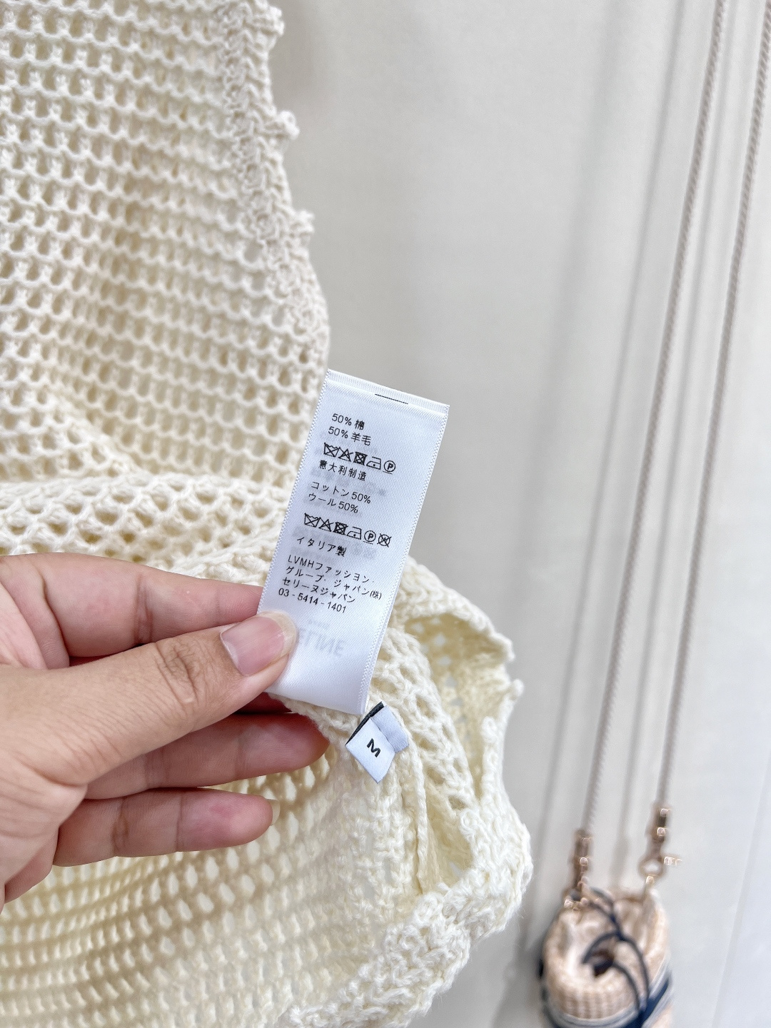 🆕CELINE新款手工钩花logo针织背心时尚与舒适完美结合的镂空针织背心!以其独特的镂空设计，展现出女