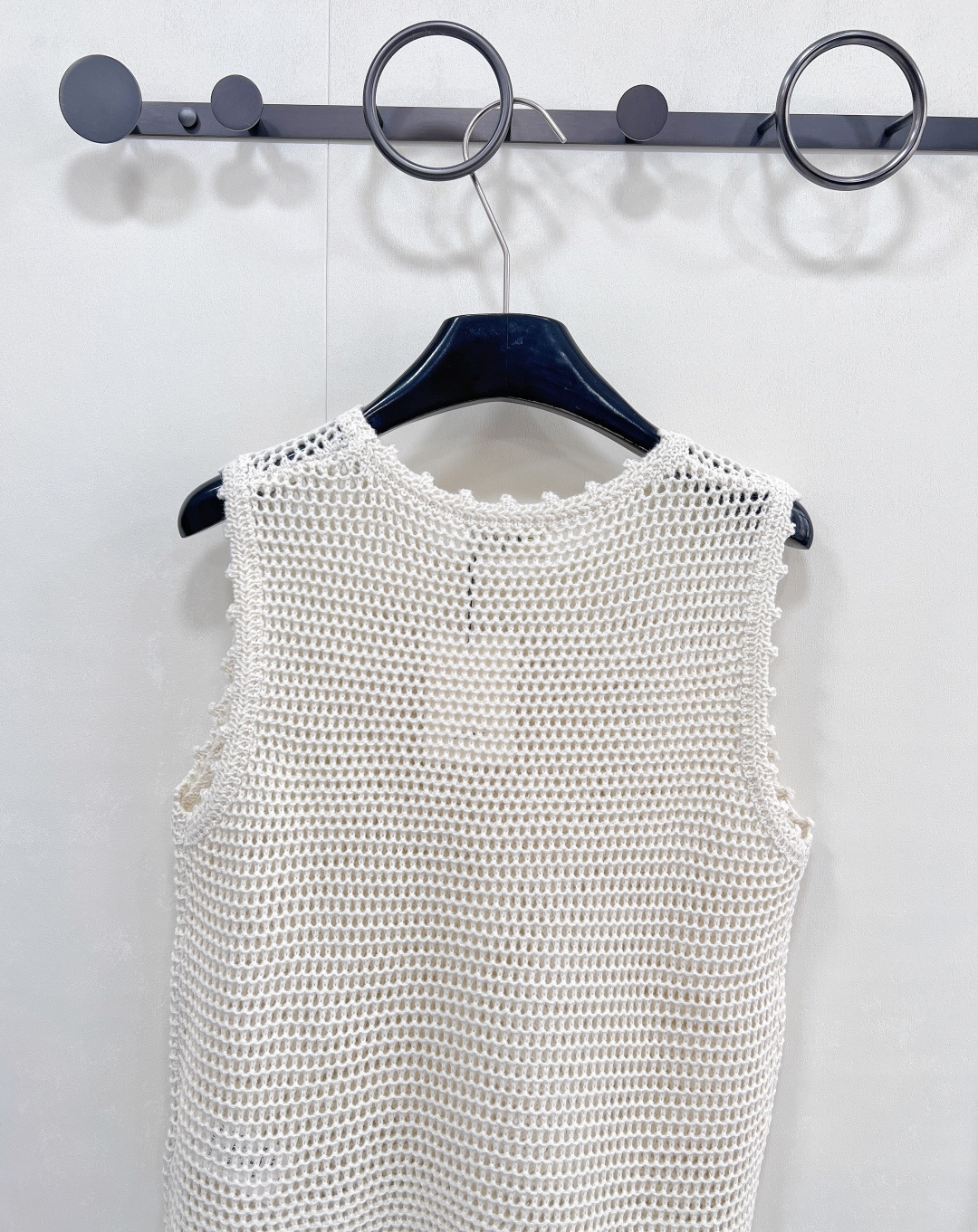 🆕CELINE新款手工钩花logo针织背心时尚与舒适完美结合的镂空针织背心!以其独特的镂空设计，展现出女