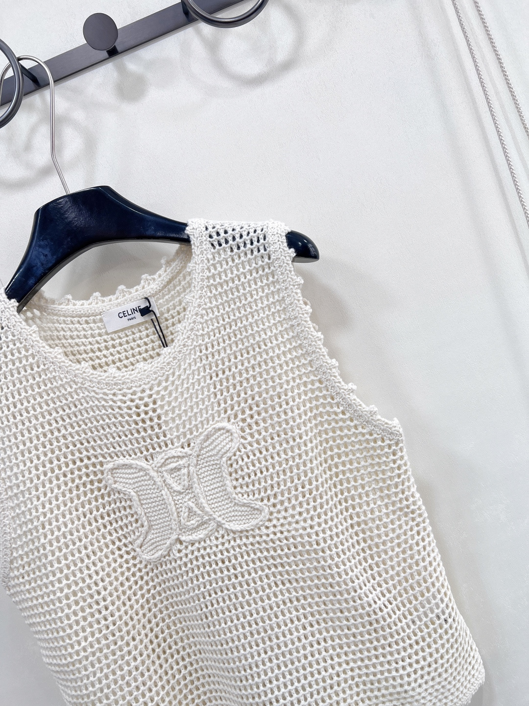 🆕CELINE新款手工钩花logo针织背心时尚与舒适完美结合的镂空针织背心!以其独特的镂空设计，展现出女