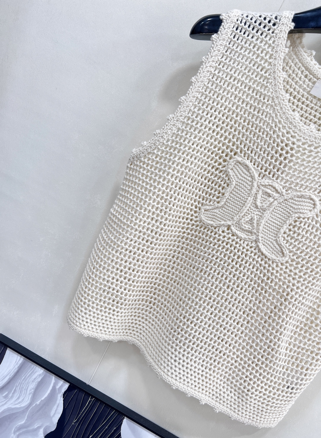 🆕CELINE新款手工钩花logo针织背心时尚与舒适完美结合的镂空针织背心!以其独特的镂空设计，展现出女