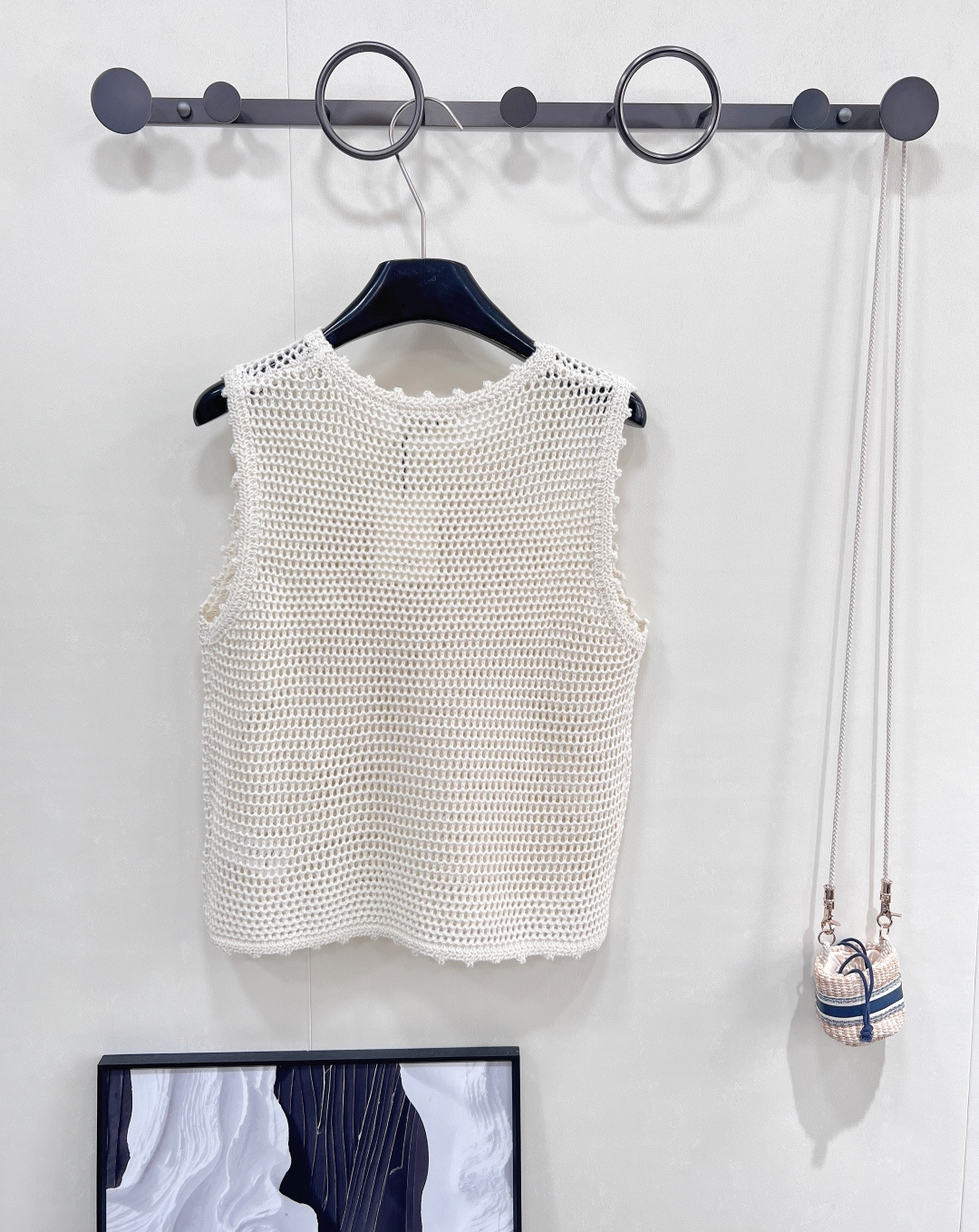 🆕CELINE新款手工钩花logo针织背心时尚与舒适完美结合的镂空针织背心!以其独特的镂空设计，展现出女