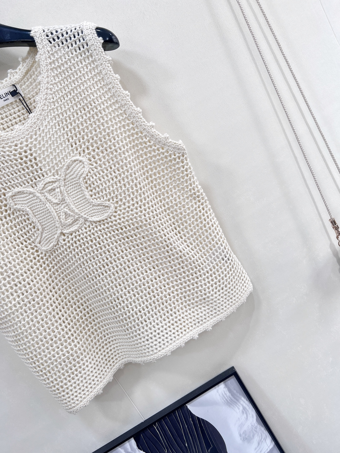 🆕CELINE新款手工钩花logo针织背心时尚与舒适完美结合的镂空针织背心!以其独特的镂空设计，展现出女