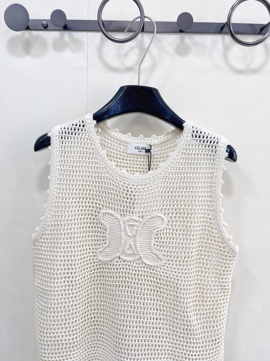 🆕CELINE新款手工钩花logo针织背心时尚与舒适完美结合的镂空针织背心!以其独特的镂空设计，展现出女