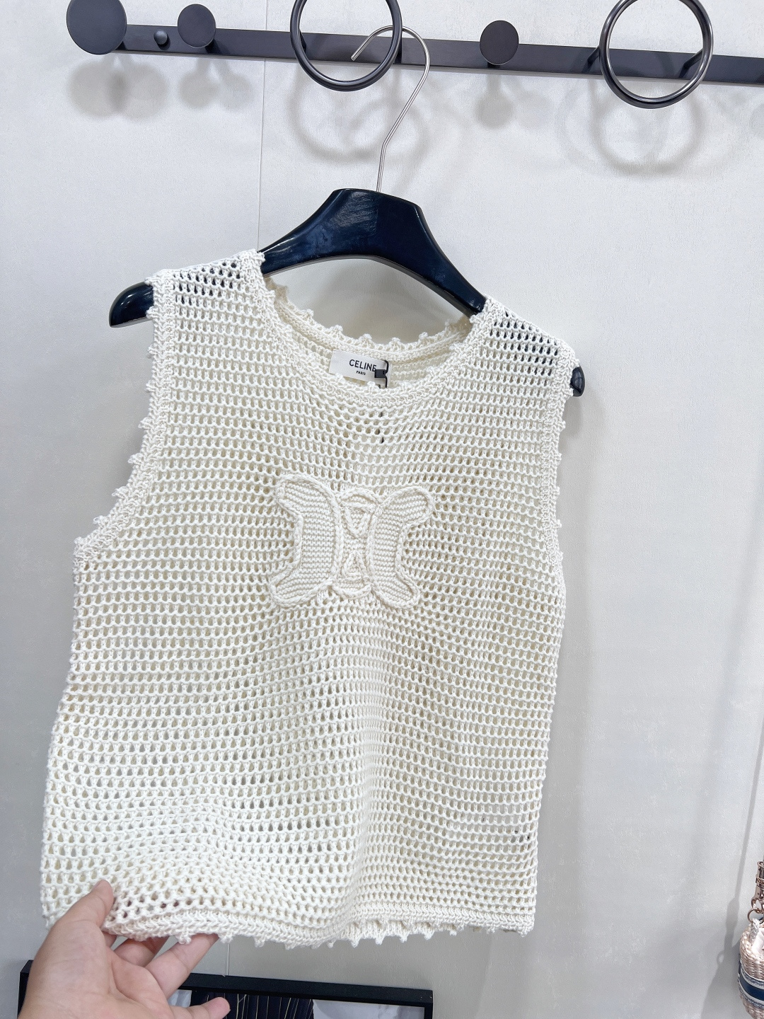 🆕CELINE新款手工钩花logo针织背心时尚与舒适完美结合的镂空针织背心!以其独特的镂空设计，展现出女