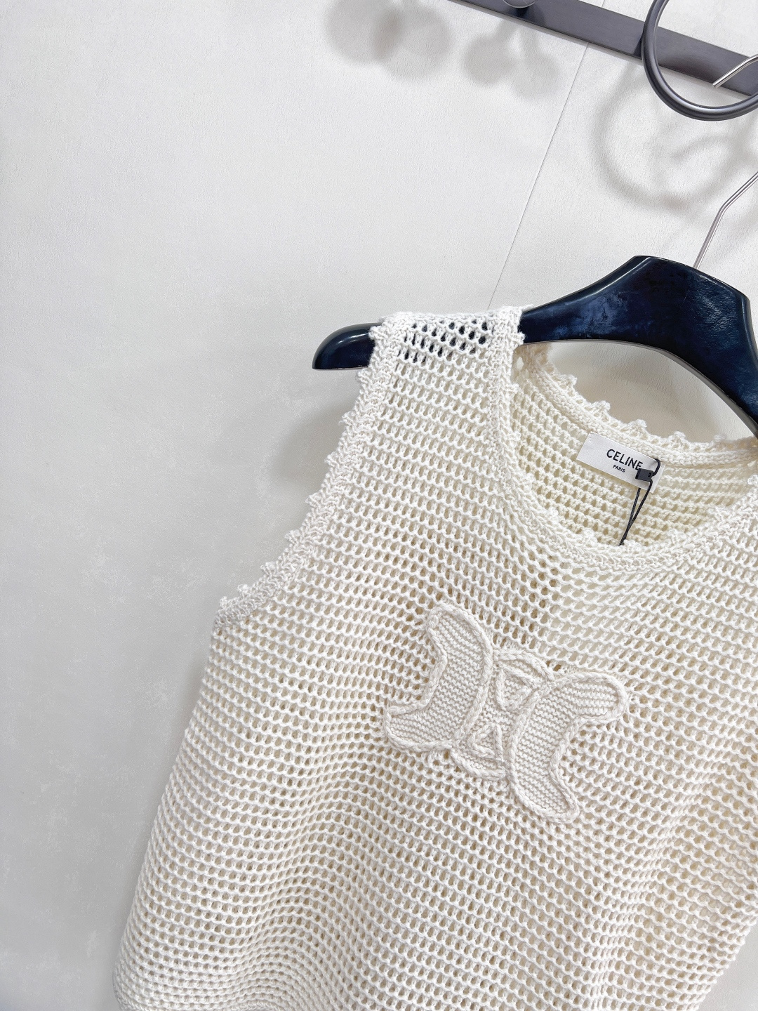 🆕CELINE新款手工钩花logo针织背心时尚与舒适完美结合的镂空针织背心!以其独特的镂空设计，展现出女
