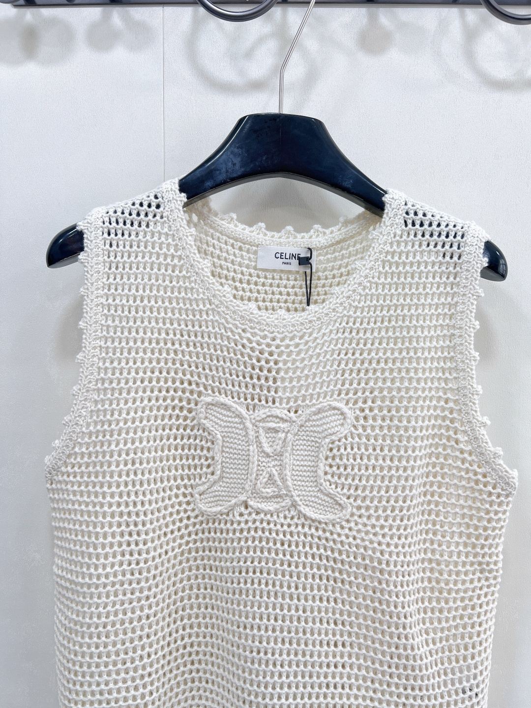 🆕CELINE新款手工钩花logo针织背心时尚与舒适完美结合的镂空针织背心!以其独特的镂空设计，展现出女