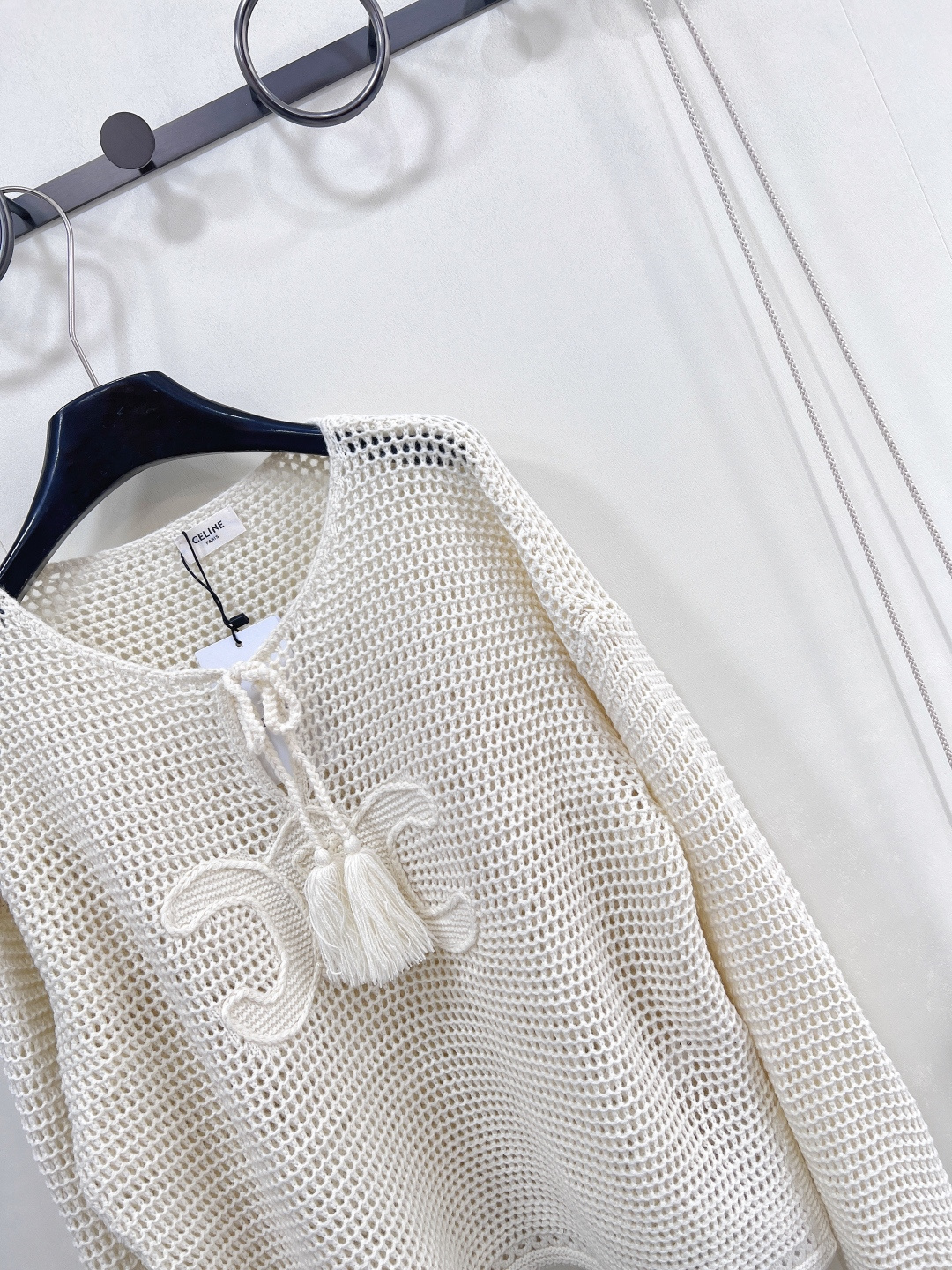 🆕𝐂𝐄𝐋𝐈𝐍𝐄 新款钩花针织上衣。有被这件CELINE拿捏⁉️ 钩花镂空+凯旋门刺绣，直接把「法式松弛感