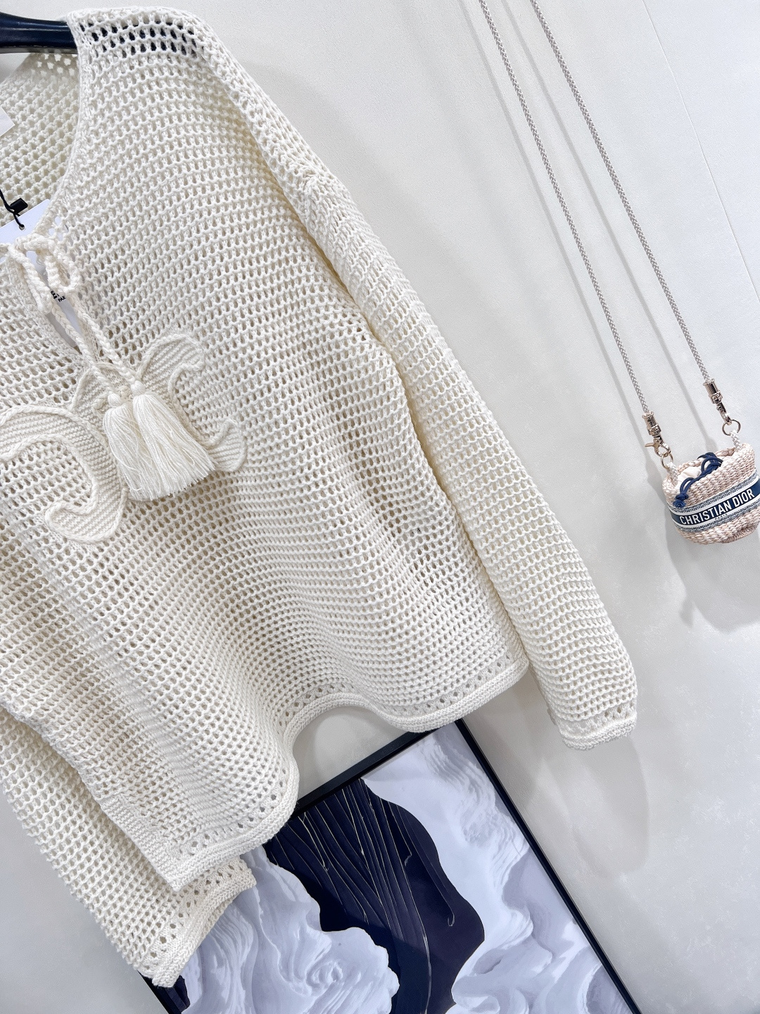 🆕𝐂𝐄𝐋𝐈𝐍𝐄 新款钩花针织上衣。有被这件CELINE拿捏⁉️ 钩花镂空+凯旋门刺绣，直接把「法式松弛感