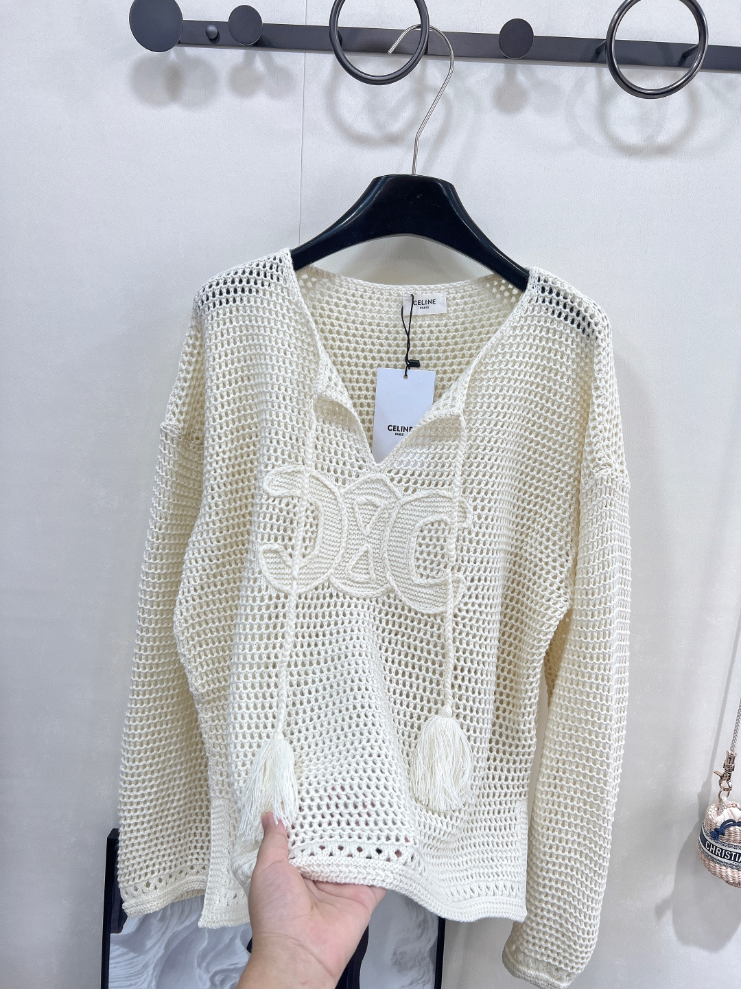 🆕𝐂𝐄𝐋𝐈𝐍𝐄 新款钩花针织上衣。有被这件CELINE拿捏⁉️ 钩花镂空+凯旋门刺绣，直接把「法式松弛感