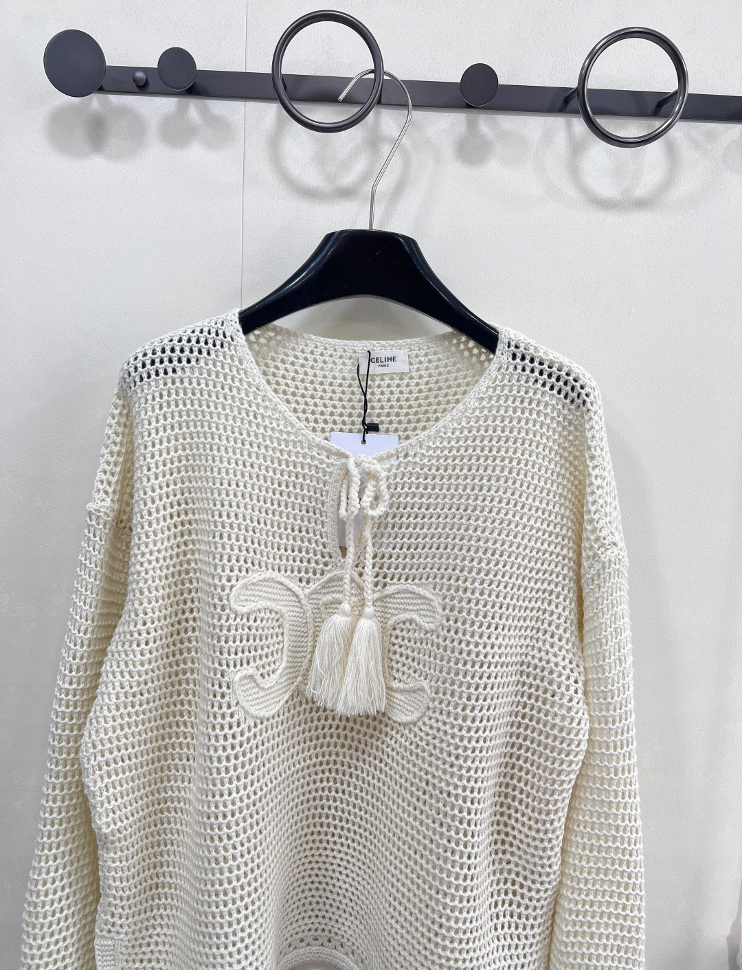 🆕𝐂𝐄𝐋𝐈𝐍𝐄 新款钩花针织上衣。有被这件CELINE拿捏⁉️ 钩花镂空+凯旋门刺绣，直接把「法式松弛感
