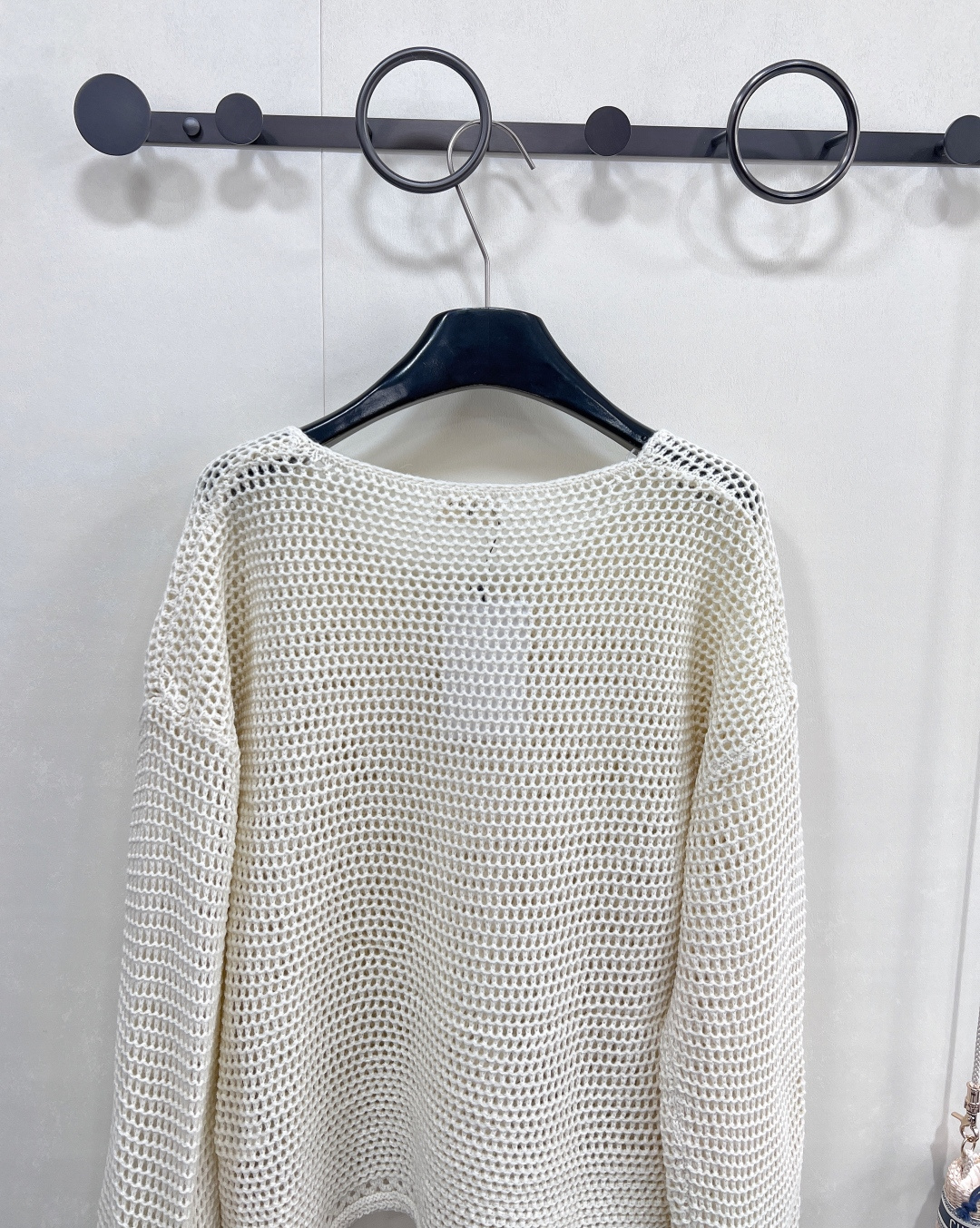 🆕𝐂𝐄𝐋𝐈𝐍𝐄 新款钩花针织上衣。有被这件CELINE拿捏⁉️ 钩花镂空+凯旋门刺绣，直接把「法式松弛感