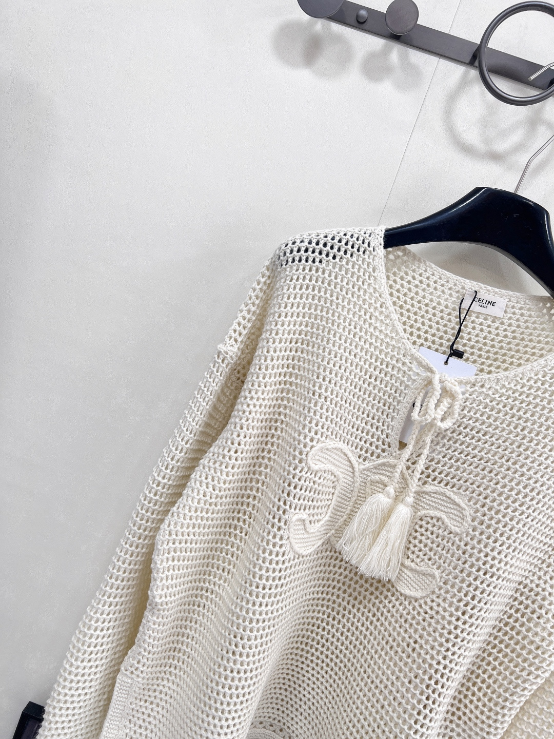 🆕𝐂𝐄𝐋𝐈𝐍𝐄 新款钩花针织上衣。有被这件CELINE拿捏⁉️ 钩花镂空+凯旋门刺绣，直接把「法式松弛感