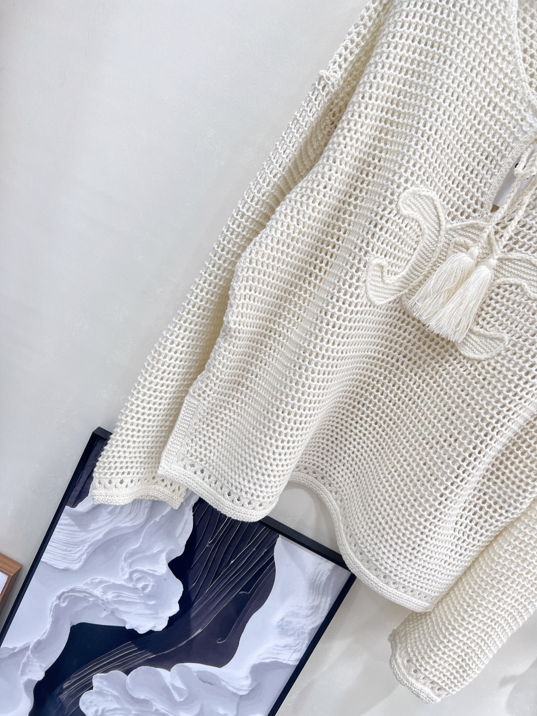 🆕𝐂𝐄𝐋𝐈𝐍𝐄 新款钩花针织上衣。有被这件CELINE拿捏⁉️ 钩花镂空+凯旋门刺绣，直接把「法式松弛感