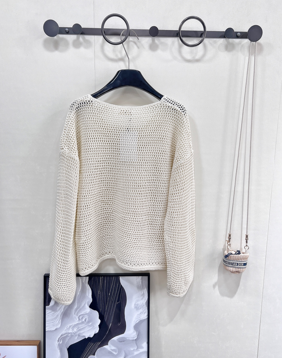 🆕𝐂𝐄𝐋𝐈𝐍𝐄 新款钩花针织上衣。有被这件CELINE拿捏⁉️ 钩花镂空+凯旋门刺绣，直接把「法式松弛感