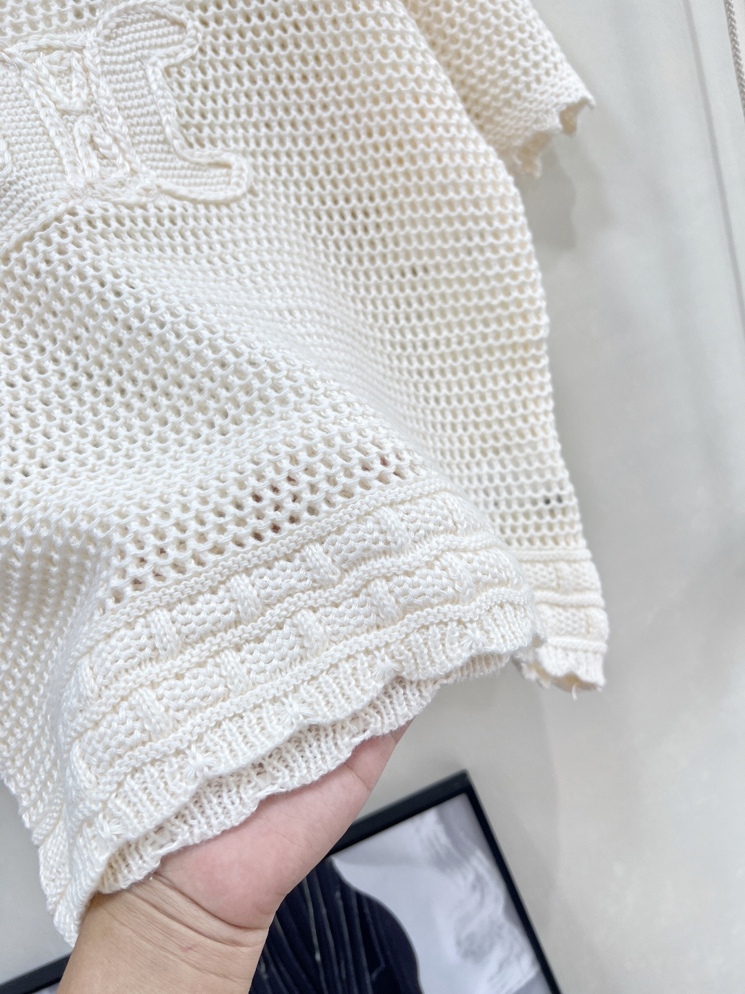 🆕CELINE新款手工钩花logo针织短袖时尚与舒适完美结合的镂空针织短袖！以其独特的镂空设计，展现出女