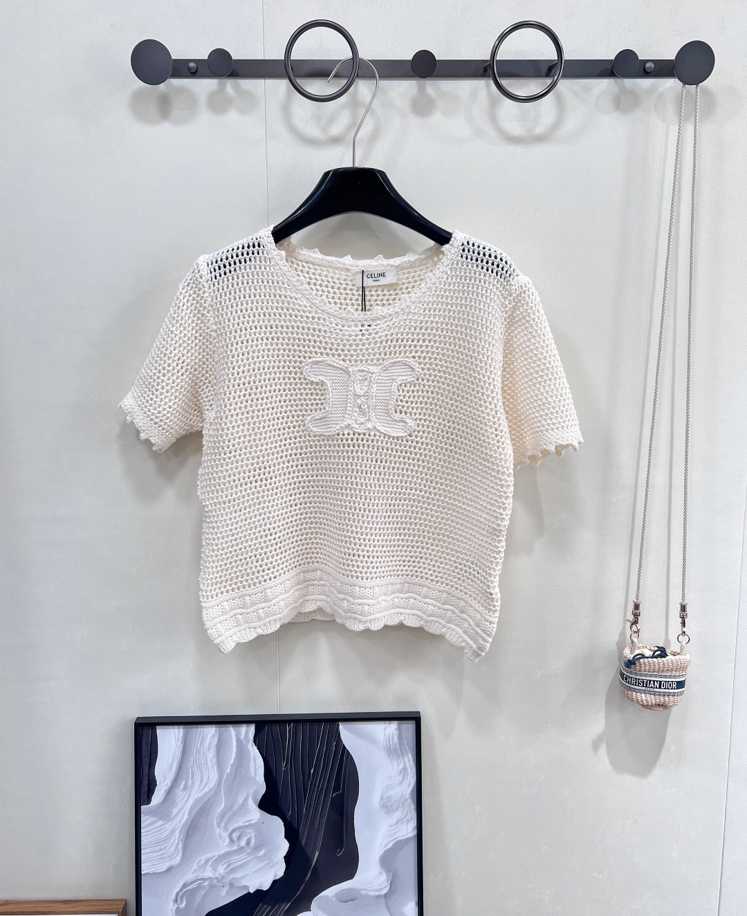 NO:418418,CELINE's new handmade crochet logo knitted short sleeves. Hollow knitted short sleeves that perfectly combine fashion and comfort!  With its unique hollow design, it shows the softness and mystery of women. Wearing such short sleeves in hot weather will be more comfortable. The embroidered logo embroidery shows exquisite and fashionable design. Paired with jeans and casual pants can create a casual and casual fashion style. The lace design on the edge exudes a unique charm. Whether it is worn alone or in the inner layer, it can stand out among the crowd. The fitted short style is comfortable to wear without a sense of drag. The three-standard logo is complete and large-scale products are available. Size sml code, celine, jeans, T-shirt, alexander wang19860909CELINE新款手工钩花logo针织短袖 时尚与舒适完美结合的镂空针织短袖！ 以其独特的镂空设计,展现出女性的柔美与神秘 在炎热的天气里穿着这样的短袖会更加舒适 logo绣花点缀,展现出精致时髦的设计 搭配牛仔裤、休闲裤都能营造出休闲随性的时尚风格 边缘的花边设计,散发出独特的魅力 不管是单穿或者内搭都能在人群中脱颖而出 合身短款的版型穿着舒适没有拖沓感,三标齐全,大货出 尺码sml 编码,,celine,jeans,T-shirt,alexander wang,Women's clothing