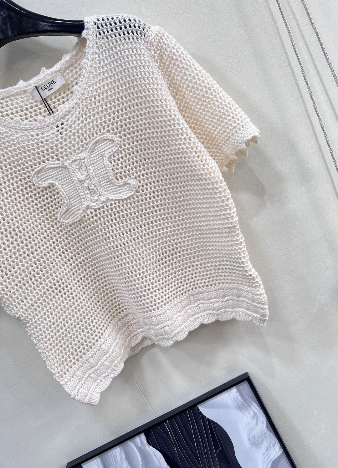 🆕CELINE新款手工钩花logo针织短袖时尚与舒适完美结合的镂空针织短袖！以其独特的镂空设计，展现出女