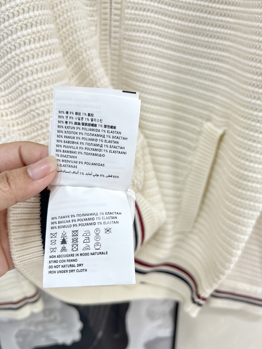 🆕𝐌𝐢𝐮 𝐌𝐢𝐮 新款翻领字母刺绣针织开衫，谁还没被这件 Miu Miu 拿捏⁉️ 定制 YB 纱线织就