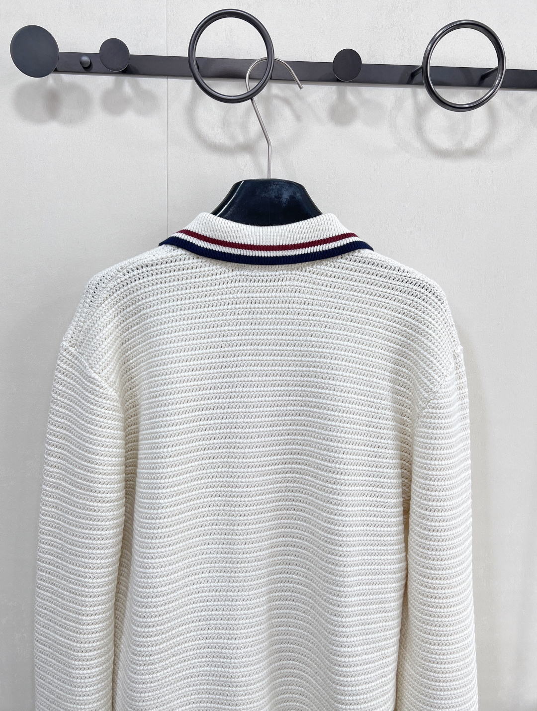 🆕𝐌𝐢𝐮 𝐌𝐢𝐮 新款翻领字母刺绣针织开衫，谁还没被这件 Miu Miu 拿捏⁉️ 定制 YB 纱线织就