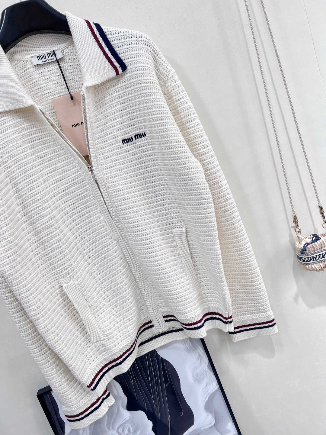 🆕𝐌𝐢𝐮 𝐌𝐢𝐮 新款翻领字母刺绣针织开衫，谁还没被这件 Miu Miu 拿捏⁉️ 定制 YB 纱线织就