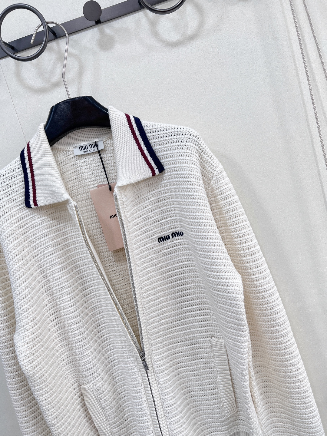 🆕𝐌𝐢𝐮 𝐌𝐢𝐮 新款翻领字母刺绣针织开衫，谁还没被这件 Miu Miu 拿捏⁉️ 定制 YB 纱线织就