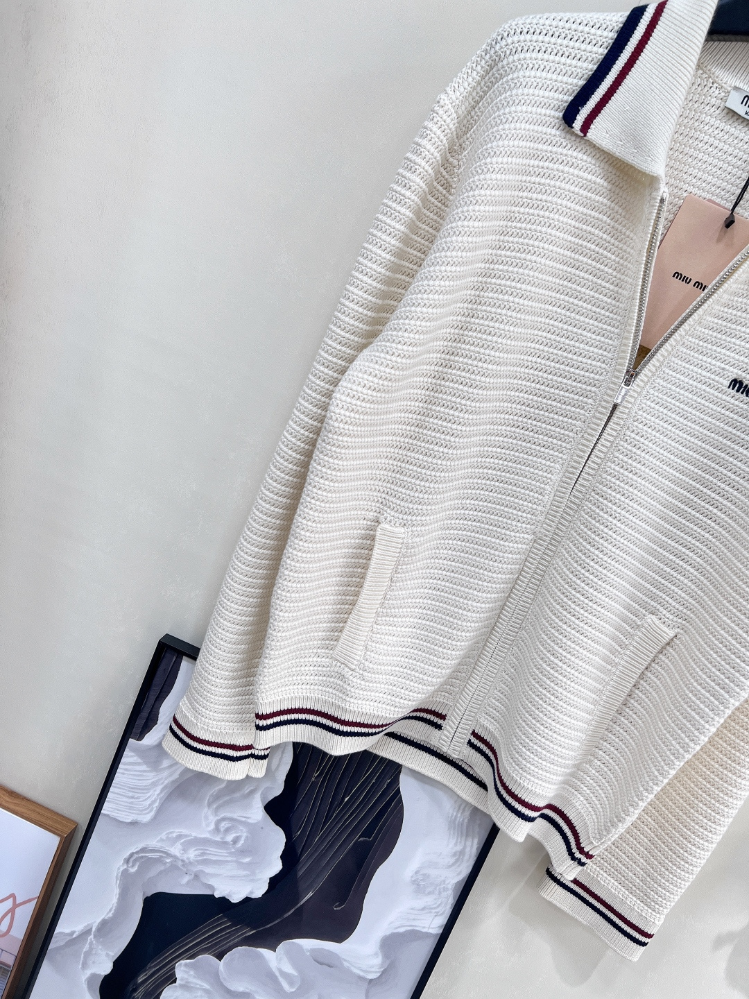 🆕𝐌𝐢𝐮 𝐌𝐢𝐮 新款翻领字母刺绣针织开衫，谁还没被这件 Miu Miu 拿捏⁉️ 定制 YB 纱线织就