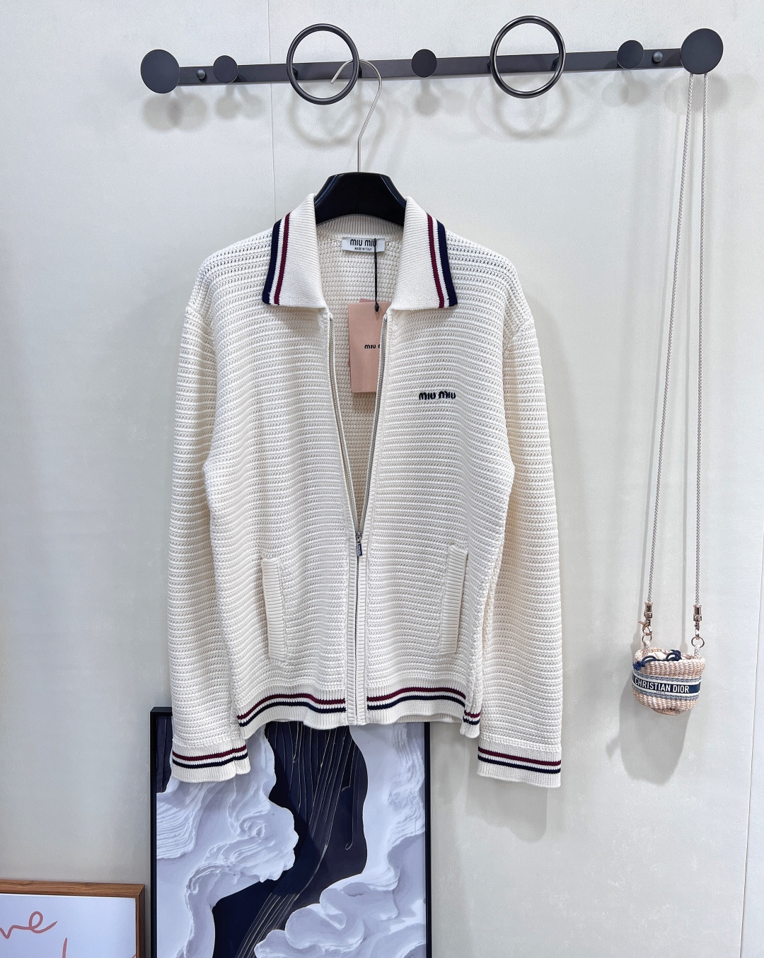 NO:418436,The new lapel letter embroidered knitted cardigan, who has not been controlled by this Miu Miu? Customized YB yarn is gentle and white, with a luster feeling. It is soft and skin-friendly to the touch. The conventional lapel + zipper design is loose and hiding fashionable tricks~ The striped texture is like weaving a 'lazy filter' into the body, the silky zipper adjusts the atmosphere at any time, the elastic threaded stripes on the cuffs, neckline and hem are wrapped around, which fits the body without being bloated. The embroidered letter logo on the chest is a playful and age-reducing feeling, which makes the Miu look sweet and cool. The color matching is gentle enough to be foul. You can make a piece with one click on the daily wearable accessories. The customized surface accessories are the wearable weapon that 'will be chased and asked when you go shopping'. Whoever wears it knows the essence of 'slack and nobleness'!  Non-market version, complete three standards!  Size sml code, miumiu, skirts, jeans, alexander wang19860909新款翻领字母刺绣针织开衫,谁还没被这件 Miu Miu 拿捏 定制 YB 纱线织就的温柔白,自带光泽感 摸起来软乎乎亲肤到不行,常规翻领+拉链设计,松弛又藏着时髦小心机～ 条纹肌理像把“慵懒滤镜”织进衣身,丝滑拉链随时调节氛围,袖口、领口、下摆的弹力螺纹条纹包边,贴合身形不臃肿,胸前刺绣字母徽标一整个俏皮减龄,把 Miu 系甜飒感拉满 配色温柔到犯规,日常搭牛仔裤、半裙都能一键出片,定制面辅料认准版本,属于“穿去逛街会被追着问”的穿搭杀器,谁穿谁懂“松弛贵气”的精髓！非市场版本,三标齐全！ 尺码sml 编码,,miumiu,skirts,jeans,alexander wang,Women's clothing