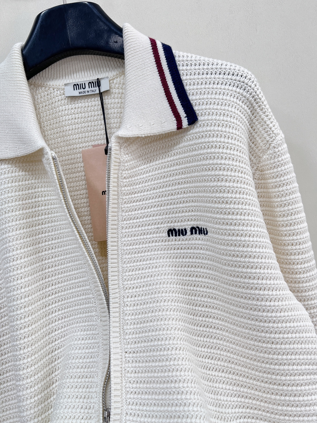 🆕𝐌𝐢𝐮 𝐌𝐢𝐮 新款翻领字母刺绣针织开衫，谁还没被这件 Miu Miu 拿捏⁉️ 定制 YB 纱线织就