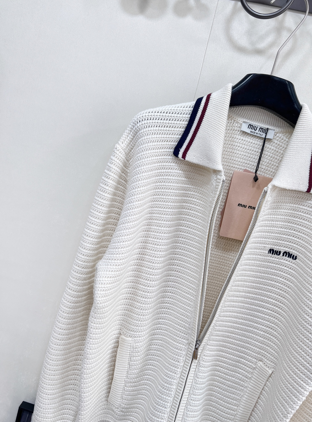 🆕𝐌𝐢𝐮 𝐌𝐢𝐮 新款翻领字母刺绣针织开衫，谁还没被这件 Miu Miu 拿捏⁉️ 定制 YB 纱线织就