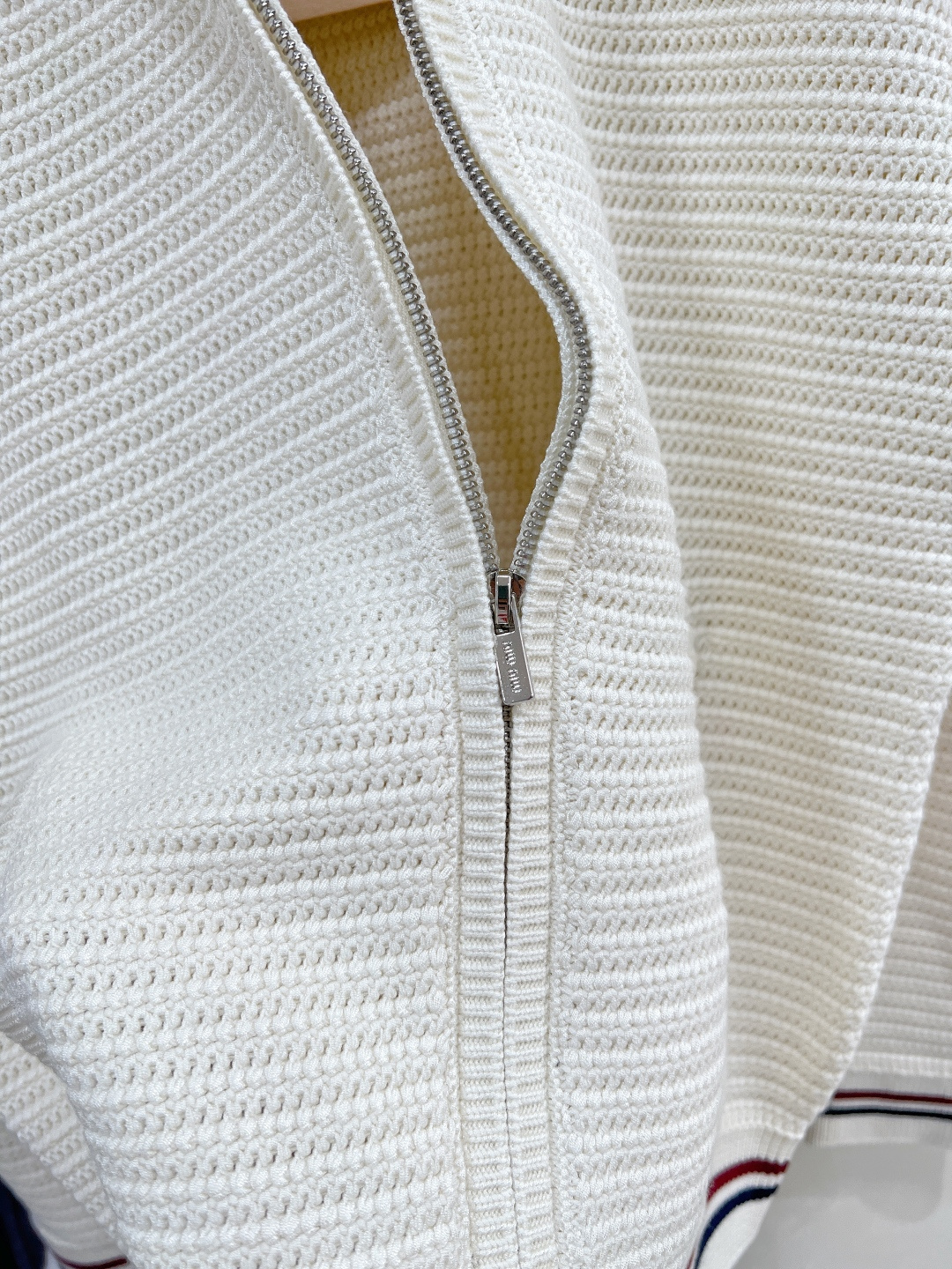 🆕𝐌𝐢𝐮 𝐌𝐢𝐮 新款翻领字母刺绣针织开衫，谁还没被这件 Miu Miu 拿捏⁉️ 定制 YB 纱线织就