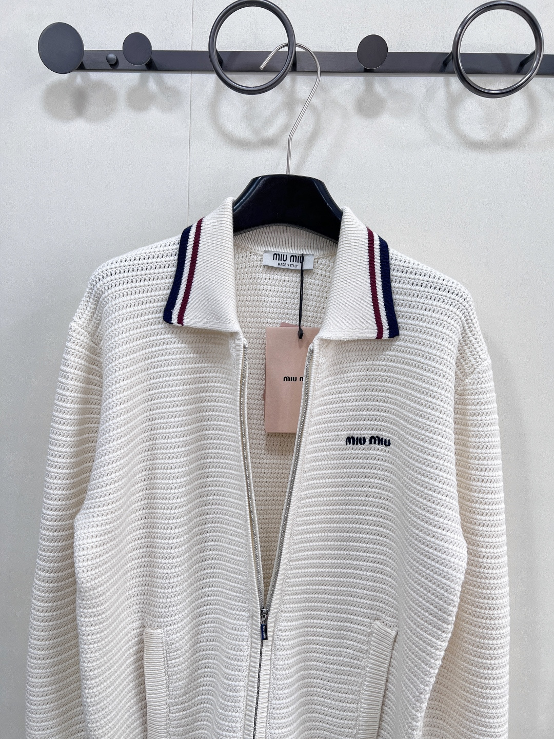 🆕𝐌𝐢𝐮 𝐌𝐢𝐮 新款翻领字母刺绣针织开衫，谁还没被这件 Miu Miu 拿捏⁉️ 定制 YB 纱线织就