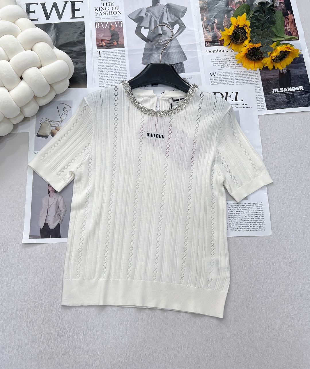NO:418451,Miu Miu's new neckline hand-ordered knitted short sleeves, welding the 'noble and exquisite' to the body. It has not been grasped by Miu Miu's knitted short sleeves. The hand-ordered diamond on the neckline is like wearing the Galaxy on the body. Each diamond exudes the exquisite feeling of 'I'm very expensive'. The knitted fabric is soft and hidden. It is close to the body and does not tie it up and is skin-friendly~ The front shoulder design hides the flesh and makes it look slim. The small letter embroidery fills the playful feeling of Miu. The black and white two-color comes with 'advanced filters'. Whoever wears it knows the correct way to open 'exquisite and noble'!  Two colors are outstanding, three standards are complete!  Size sml code, miumiu, T-shirt, alexander wang19860909Miu Miu 新款领口手工订钻针织短袖,把“贵气精致”焊在身上. 还没被 Miu Miu 这件针织短袖拿捏 领口手工订钻像把银河戴在身上 每颗钻都透着“老娘很贵”的精致感,针织面料软乎乎又藏着筋骨,贴身不扎超亲肤～ 正肩设计藏肉显瘦,小字母刺绣把 Miu 系俏皮感拉满 黑白双色自带“高级滤镜”,谁穿谁懂“精致贵气”的正确打开方式！两色出,三标齐全！ 尺码sml 编码,,miumiu,T-shirt,alexander wang,Women's clothing