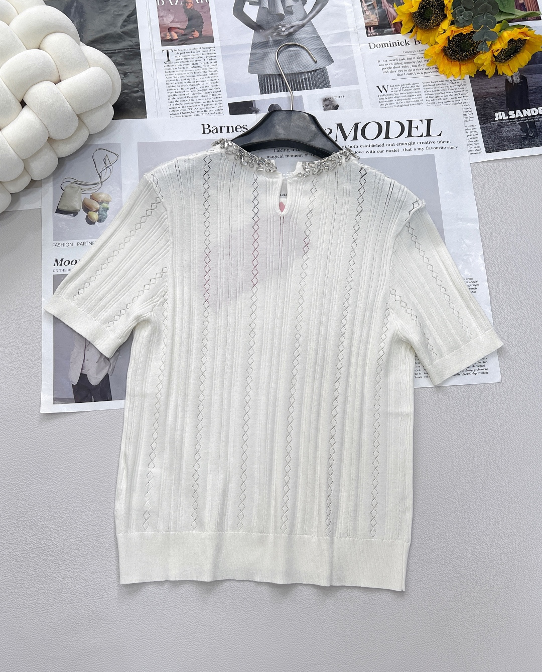 🆕Miu Miu 新款领口手工订钻针织短袖，把“贵气精致”焊在身上。 还没被 Miu Miu 这件针织短