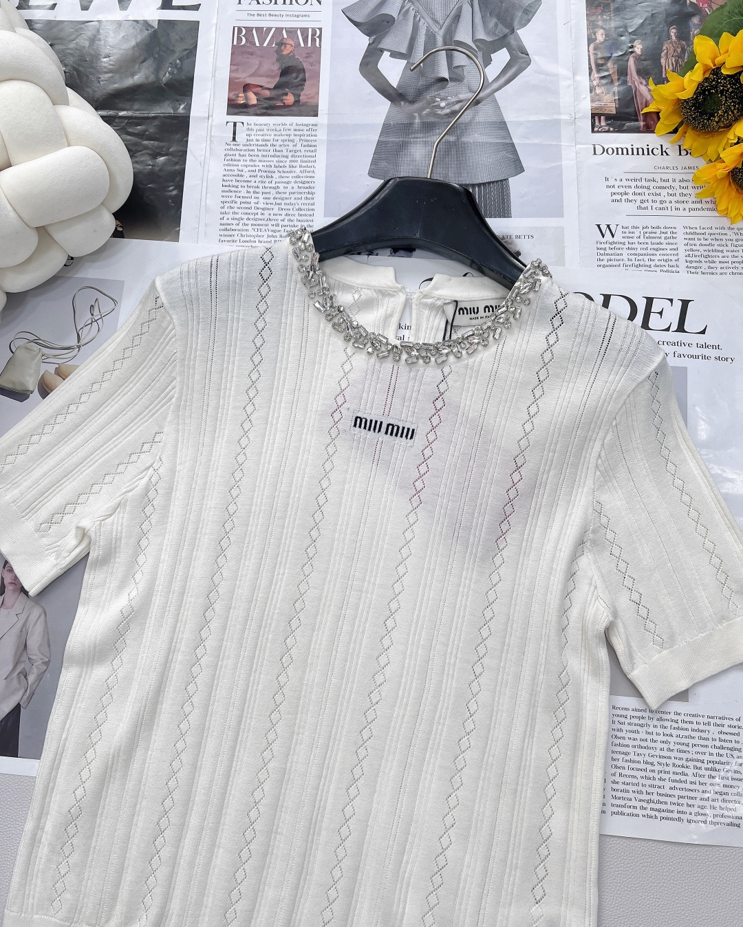 🆕Miu Miu 新款领口手工订钻针织短袖，把“贵气精致”焊在身上。 还没被 Miu Miu 这件针织短