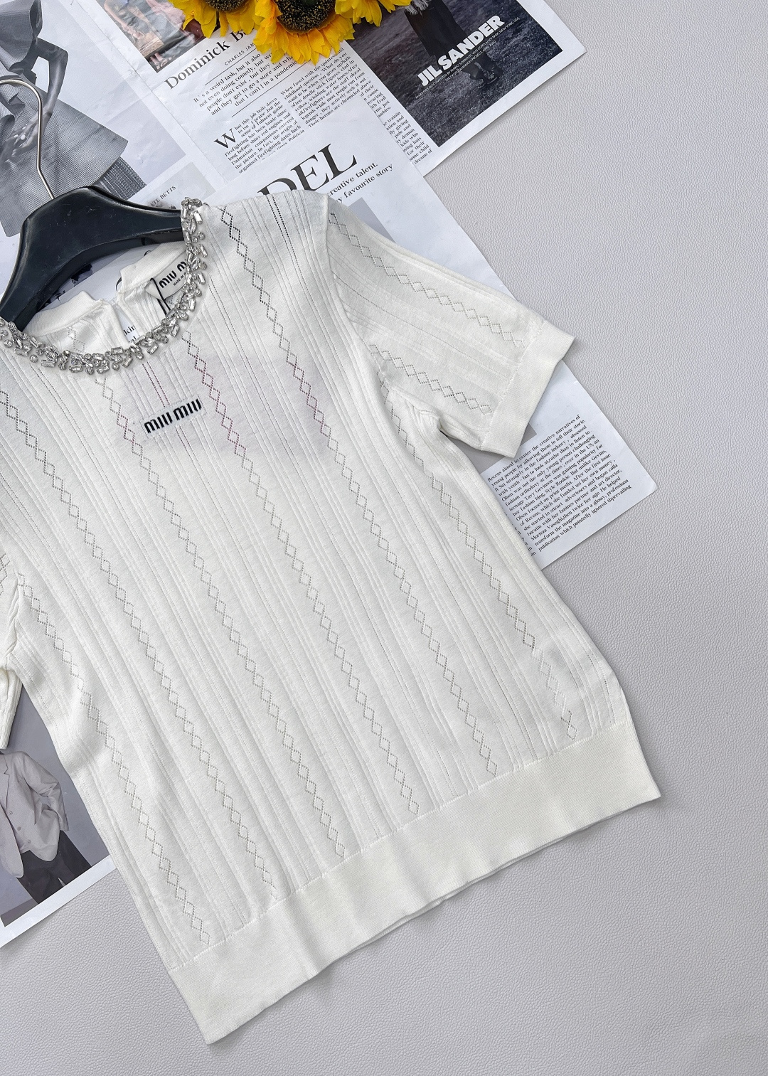 🆕Miu Miu 新款领口手工订钻针织短袖，把“贵气精致”焊在身上。 还没被 Miu Miu 这件针织短