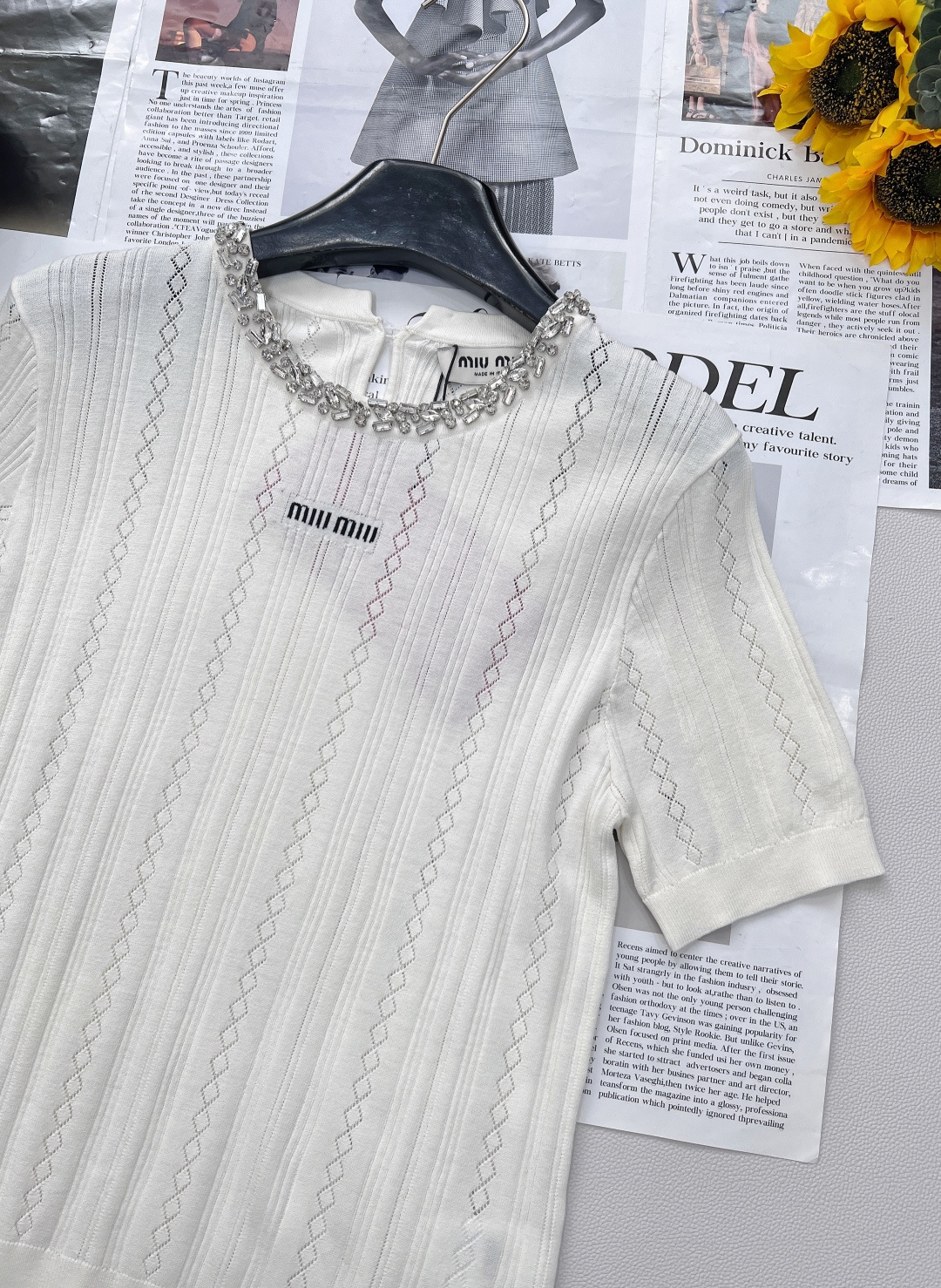 🆕Miu Miu 新款领口手工订钻针织短袖，把“贵气精致”焊在身上。 还没被 Miu Miu 这件针织短