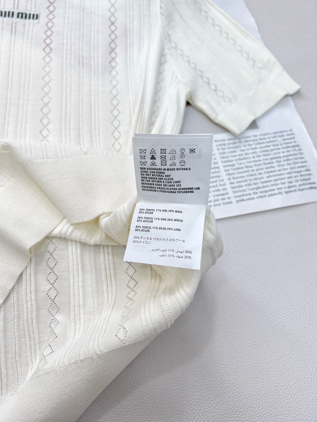 🆕Miu Miu 新款领口手工订钻针织短袖，把“贵气精致”焊在身上。 还没被 Miu Miu 这件针织短