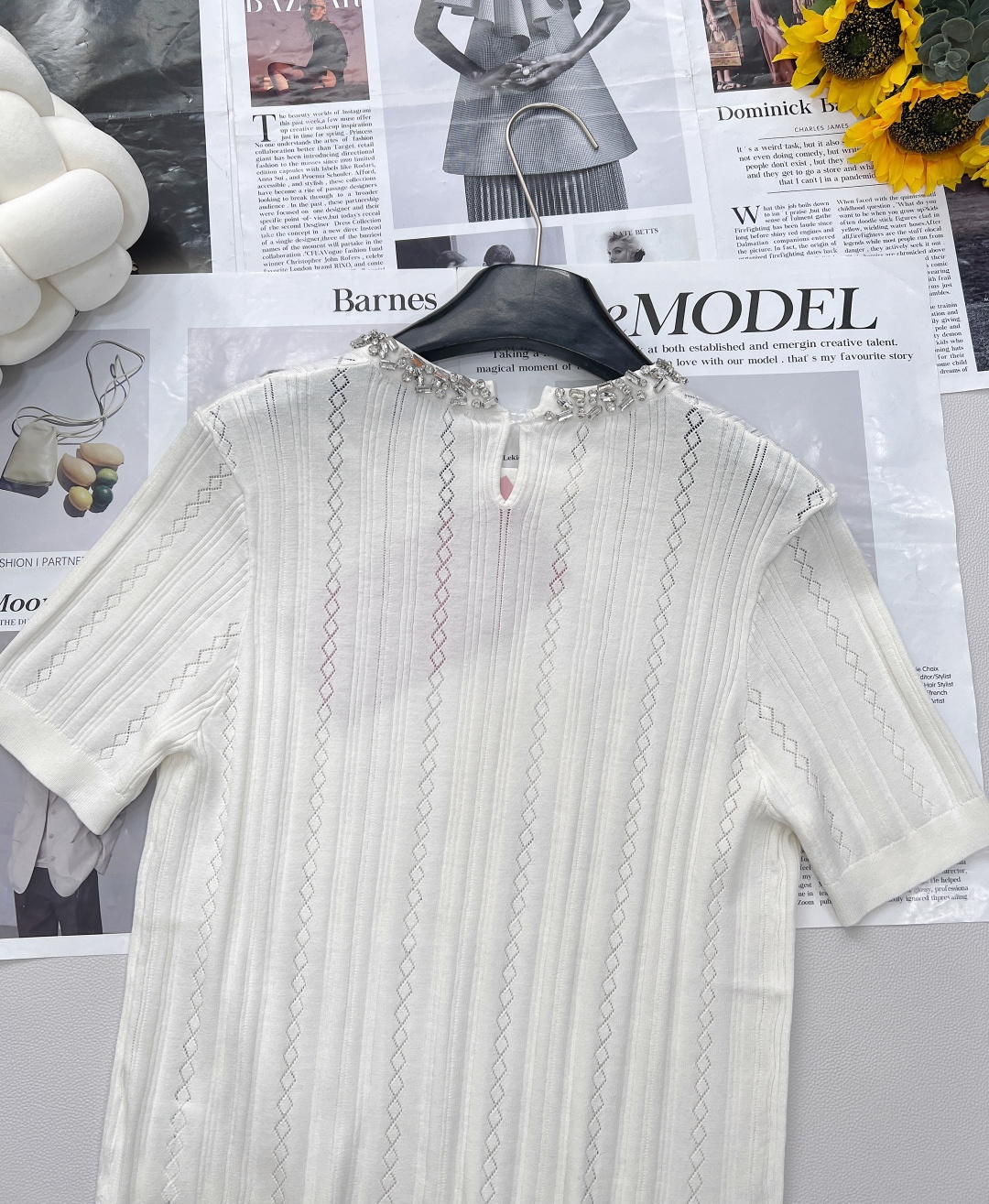 🆕Miu Miu 新款领口手工订钻针织短袖，把“贵气精致”焊在身上。 还没被 Miu Miu 这件针织短